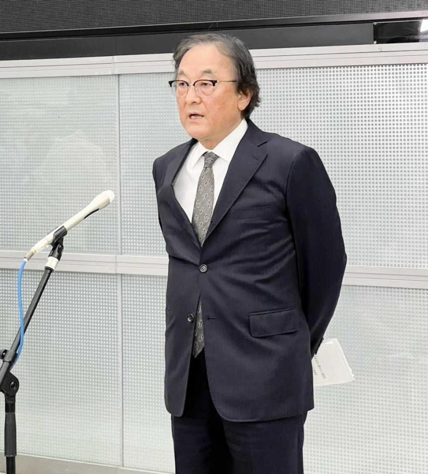 　記者会見するフジ・メディア・ホールディングスの金光修社長