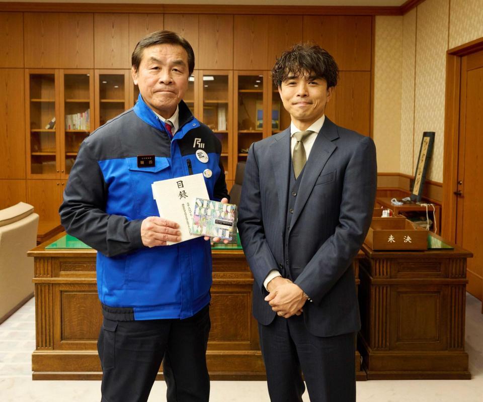 　馳浩石川県知事（左）を表敬訪問した井ノ原快彦氏