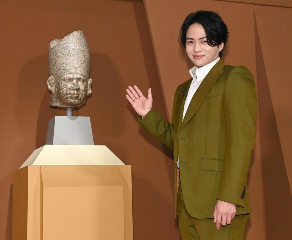 　古代エジプトを紹介する菊池風磨（撮影・園田高夫）