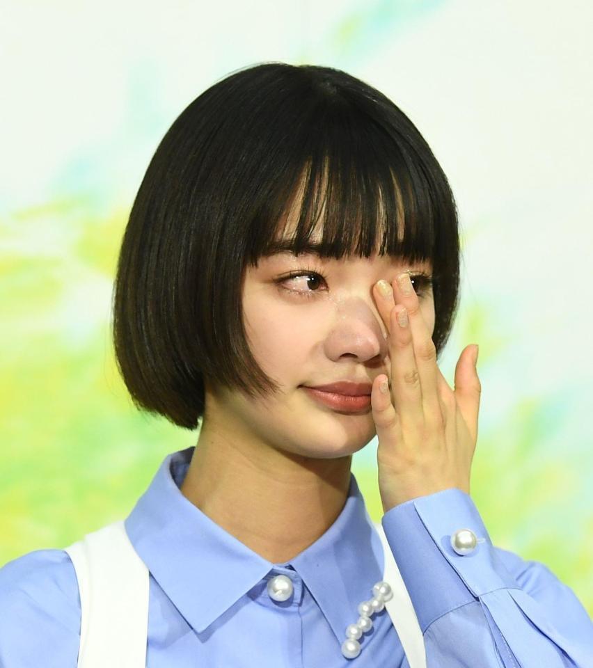 　涙を流す見上愛（撮影・園田高夫）