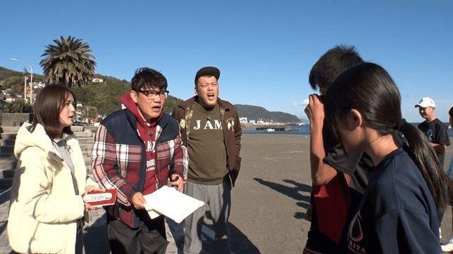 　「飯尾くっきー！のハンコください！あなたの名字で旅してます」にゲスト出演した福留光帆（左）【©テレビ東京】