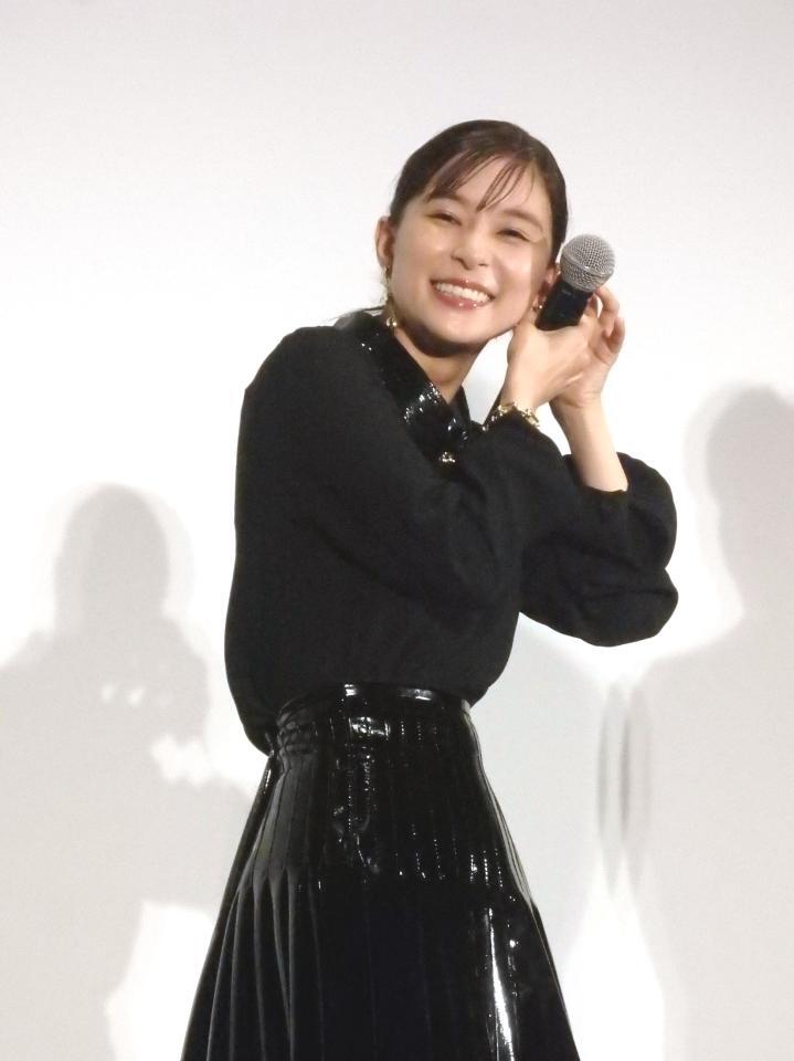 　落下したイヤリングをつけ直す芳根京子