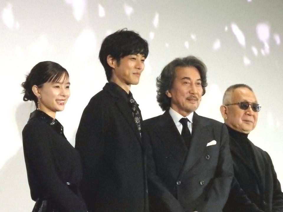 　（左から）芳根京子、松坂桃李、役所広司、小泉堯史監督