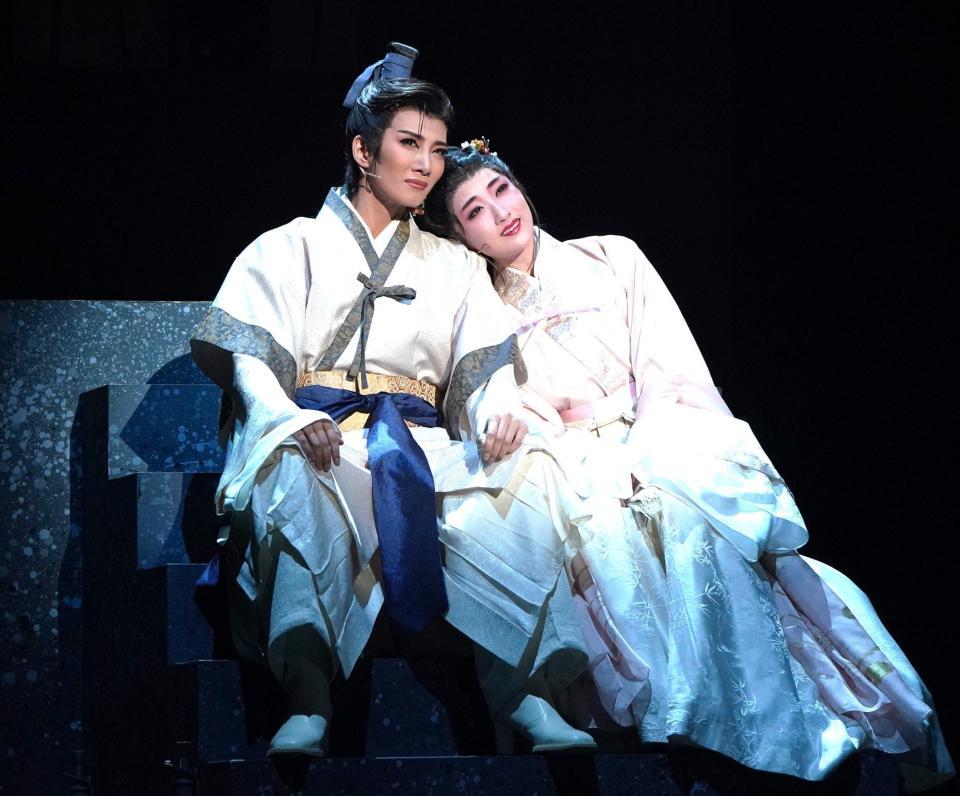 　星組『にぎたつの海に月出づ』の極美慎（左）と詩ちづる＝宝塚バウホール（撮影・高部洋祐）