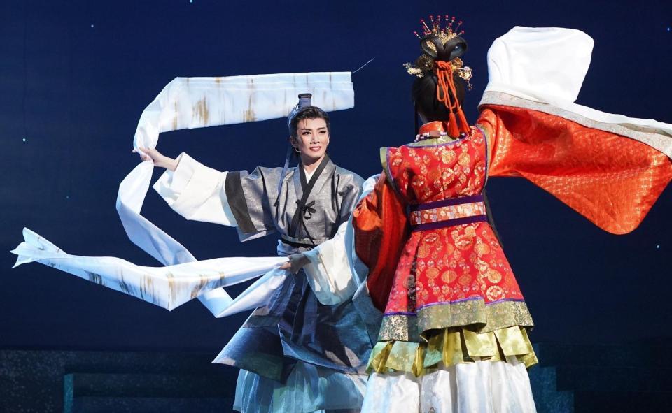 　星組『にぎたつの海に月出づ』の極美慎（左）＝宝塚バウホール（撮影・高部洋祐）