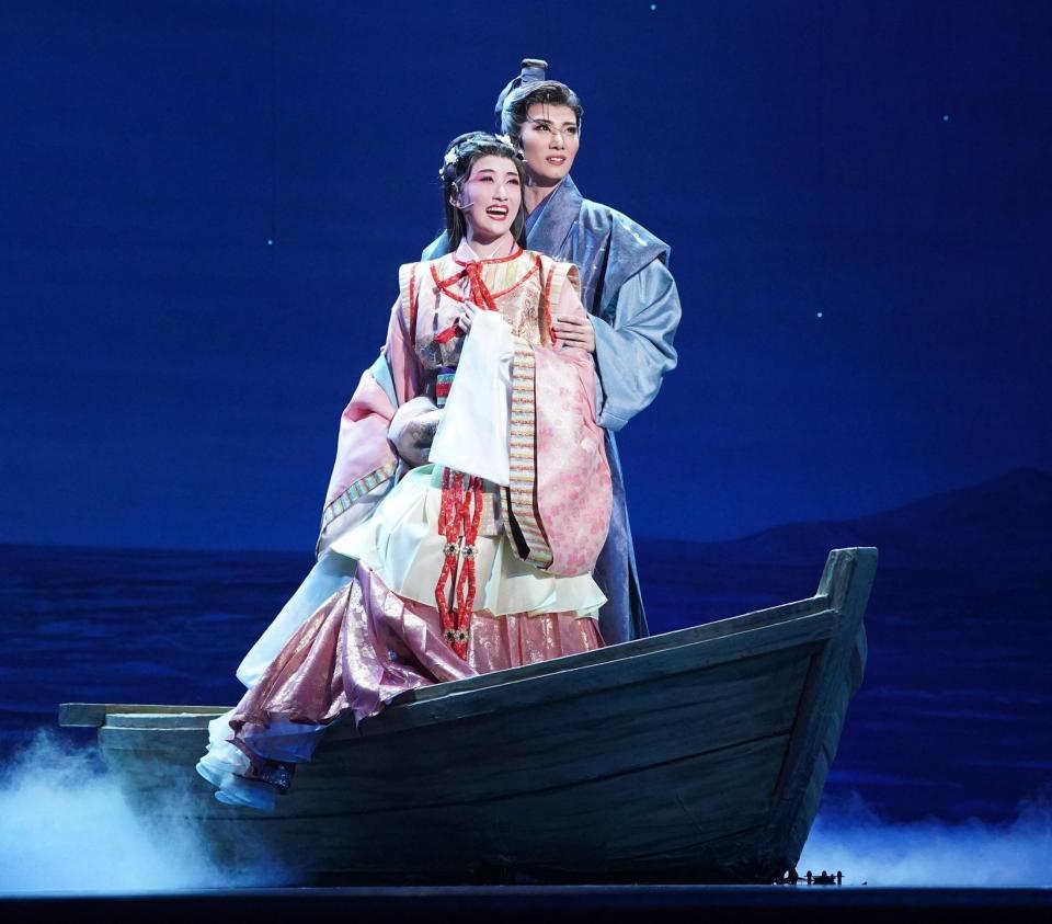 　星組『にぎたつの海に月出づ』の詩ちづる（手前）と極美慎＝宝塚バウホール（撮影・高部洋祐）