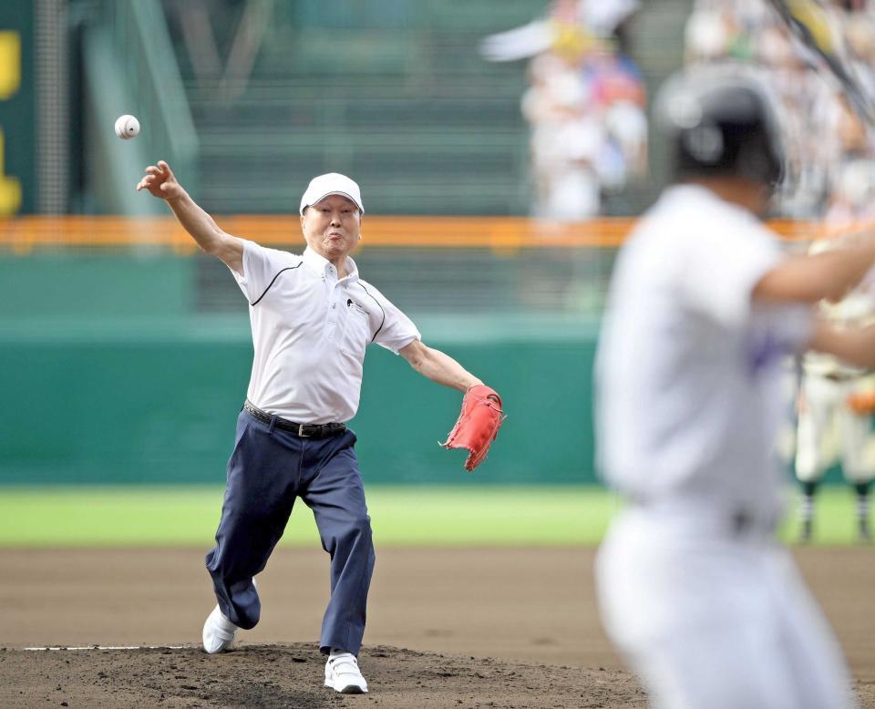 　始球式をする板東英二＝２０１８年