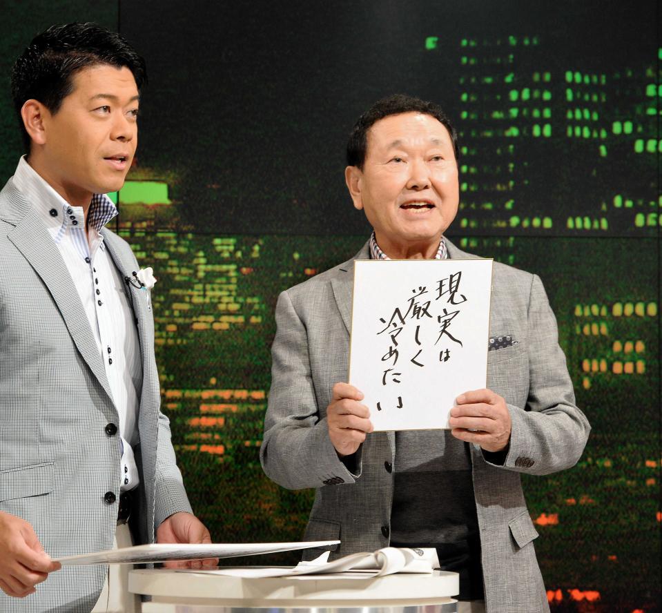 　番組撮影に臨む板東英二。左は長谷川豊アナ＝２０１４年