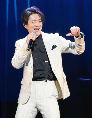 　コンサートを行った真田ナオキ