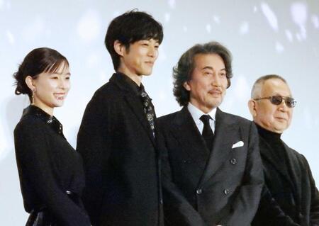 　（左から）芳根京子、松坂桃李、役所広司、小泉堯史監督