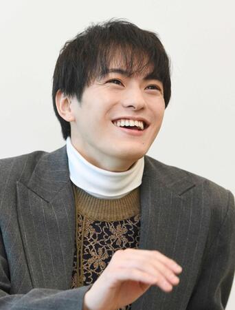 　笑顔で話す松倉海斗
