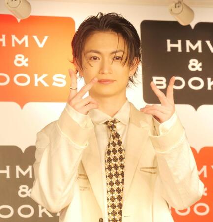 ダブルピースで撮影に応じた綱啓永