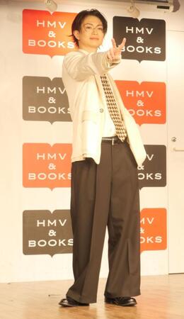 ピースで撮影に応じた綱啓永