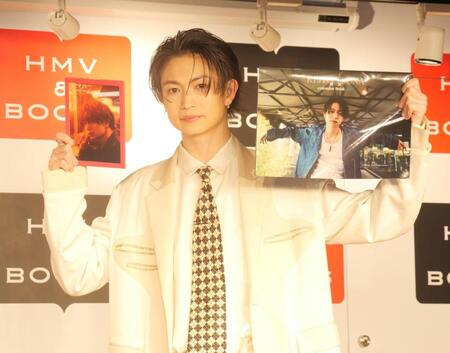 自身初のカレンダーをアピールする綱啓永