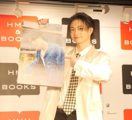 お気に入りカットをアピールする綱啓永