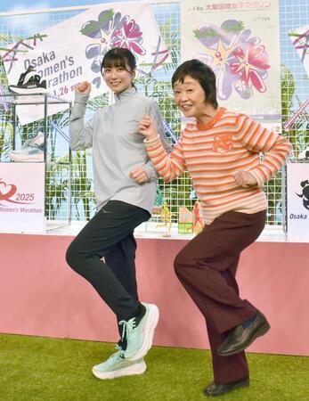 増田明美氏（右）と並ぶカンテレ・田中友梨奈アナ