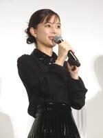 　トークする芳根京子