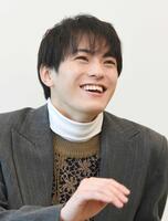 　笑顔で話す松倉海斗