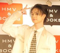 ピースで撮影に応じた綱啓永