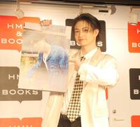 お気に入りカットをアピールする綱啓永