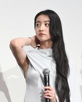 髪をかき上げるＫｏｋｉ，（撮影・園田高夫）