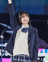 　笑顔を見せる久保史緒里