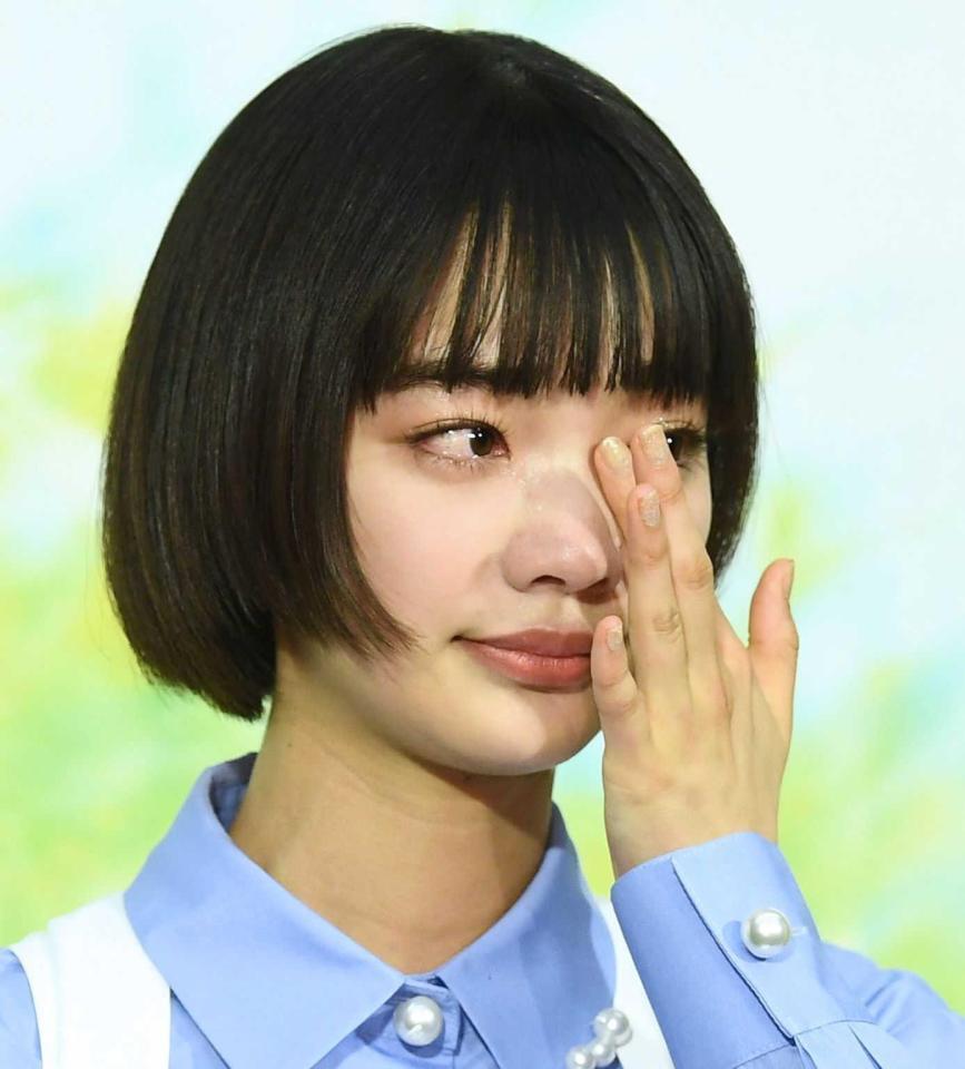 　涙を流す見上愛