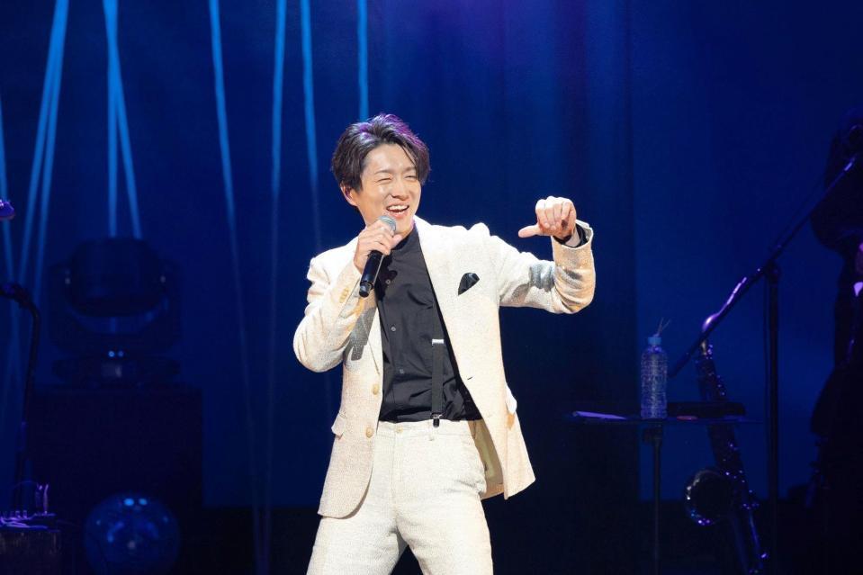 　コンサートを行った真田ナオキ