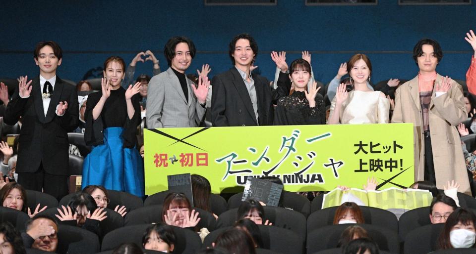 　手を振る（左から）宮世琉弥、山本千尋、間宮祥太朗、山﨑賢人、浜辺美波、白石麻衣、岡山天音（撮影・佐々木彰尚）