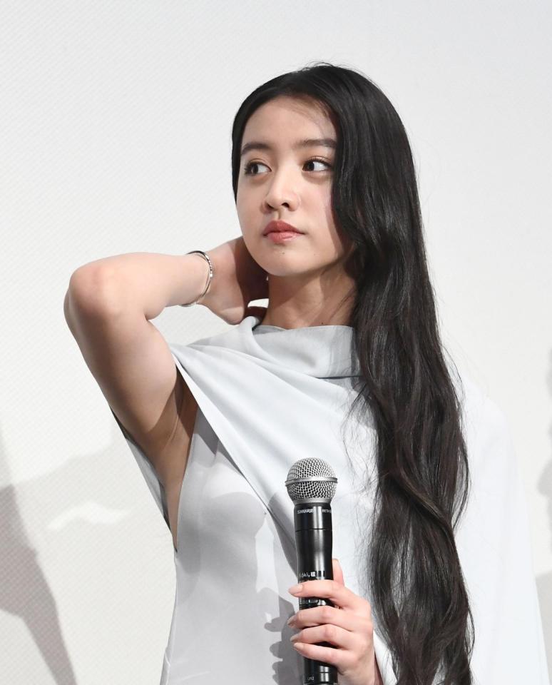 髪をかき上げるＫｏｋｉ，（撮影・園田高夫）