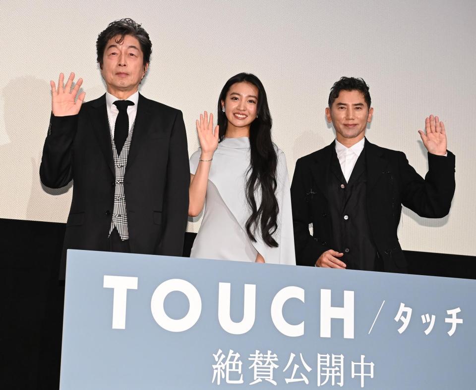 舞台あいさつに登場した（左から）中村雅俊、Ｋｏｋｉ，、本木雅弘（撮影・園田高夫）