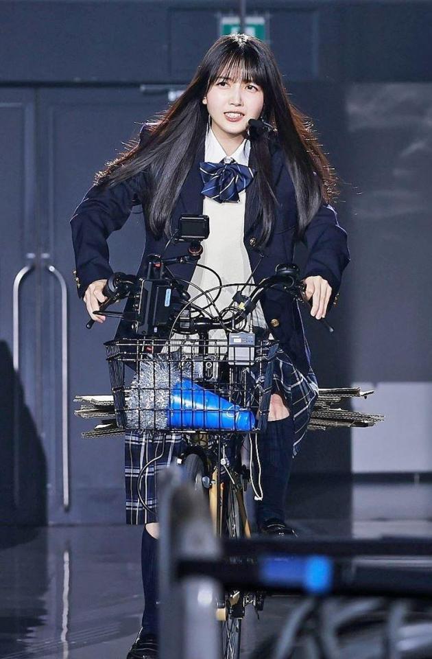 　自転車で登場した久保史緒里