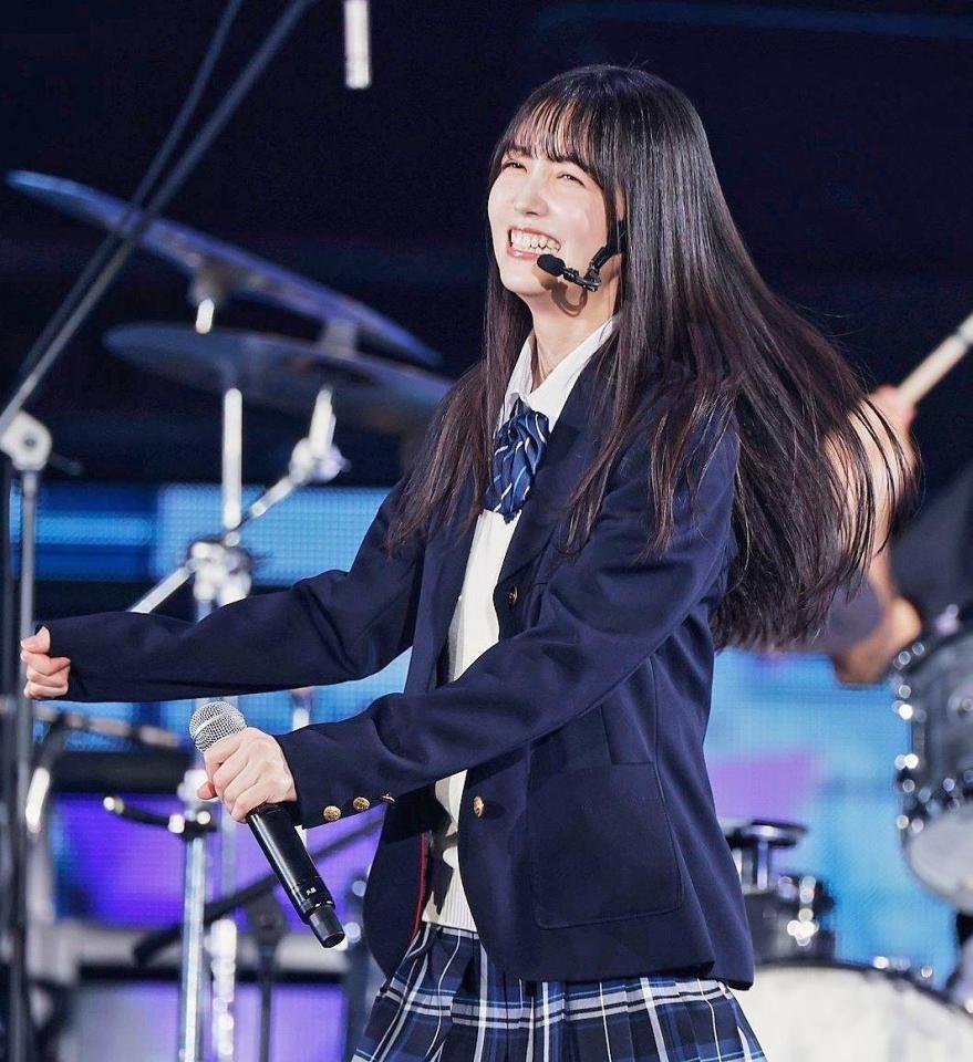 　笑顔を見せる久保史緒里