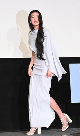 舞台あいさつを終え降壇するＫｏｋｉ，（撮影・園田高夫）