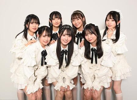 　念願のデビューを控え胸躍らせるＲａｉｎ　Ｔｒｅｅの（前列左から）鈴野みお、綾瀬ことり、遠藤莉乃、（後列左から）加藤柊、佐藤莉華、新野楓果、橋本真希（撮影・園田高夫）