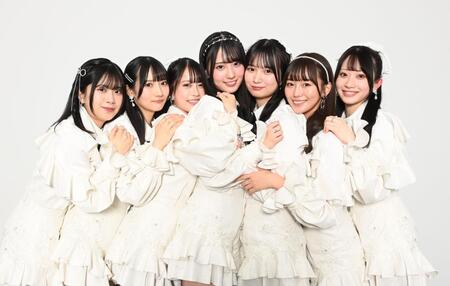 　念願のデビューを迎えるＲａｉｎ　Ｔｒｅｅの（左から）加藤柊、佐藤莉華、鈴野みお、綾瀬ことり、遠藤莉乃、新野楓果、橋本真希（撮影・園田高夫）