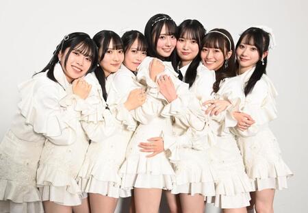 　待望のデビューを控え心躍らせるＲａｉｎ　Ｔｒｅｅの（左から）加藤柊、佐藤莉華、鈴野みお、綾瀬ことり、遠藤莉乃、新野楓果、橋本真希＝東京都内（撮影・園田高夫）