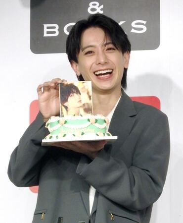 誕生日ケーキを手にする小西詠斗