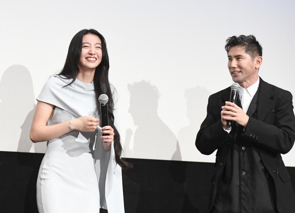 　本木雅弘（右）にほめられ笑顔を見せるＫｏｋｉ，（撮影・園田高夫）