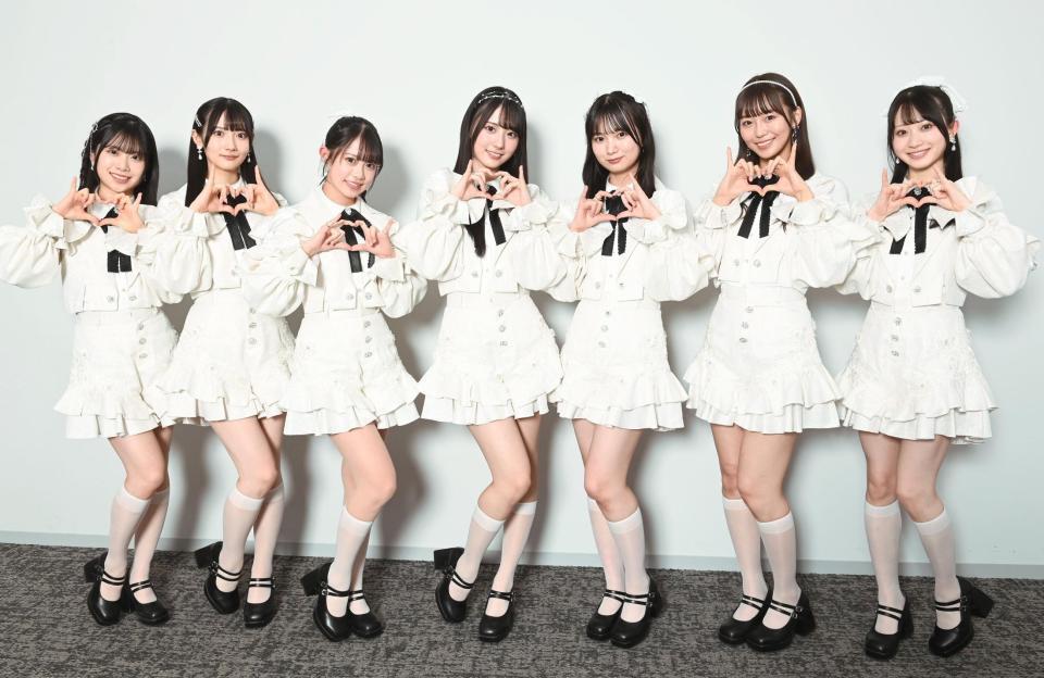 　ポーズを決めるＲａｉｎ　Ｔｒｅｅの（左から）加藤柊、佐藤莉華、鈴野みお、綾瀬ことり、遠藤莉乃、新野楓果、橋本真希（撮影・園田高夫）