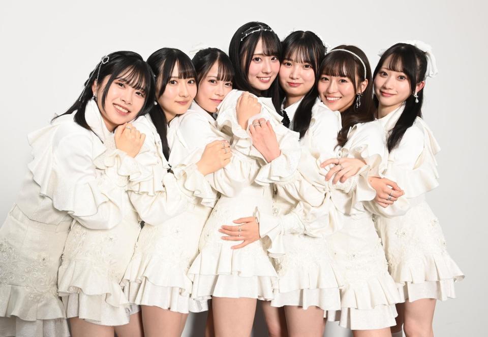 　待望のデビューを控え心躍らせるＲａｉｎ　Ｔｒｅｅの（左から）加藤柊、佐藤莉華、鈴野みお、綾瀬ことり、遠藤莉乃、新野楓果、橋本真希＝東京都内（撮影・園田高夫）