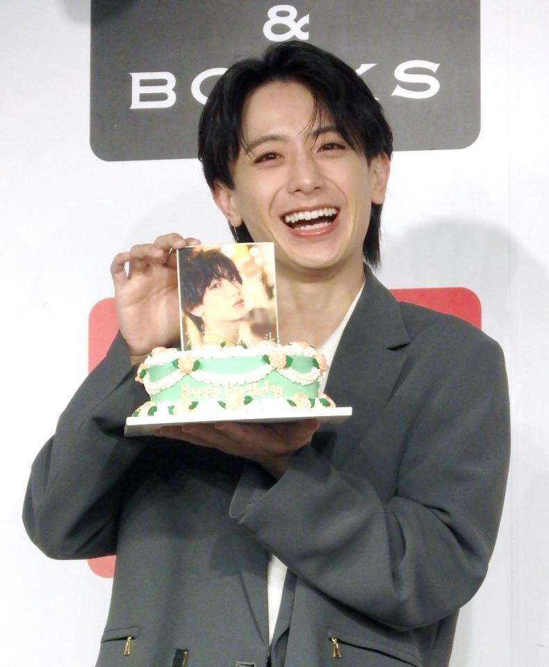 誕生日ケーキを手にする小西詠斗