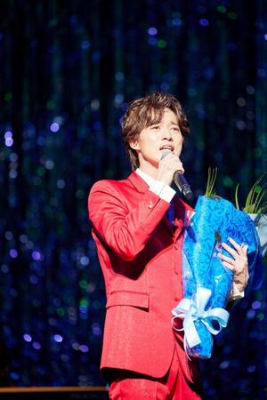 　地元千葉・浦安でのコンサートで熱唱する青山新