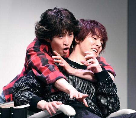 　木村拓哉のモノマネで会場を盛り上げる向井康二（左）、室龍太（撮影・園田高夫）