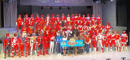 　キャストを囲む歴代のレッド