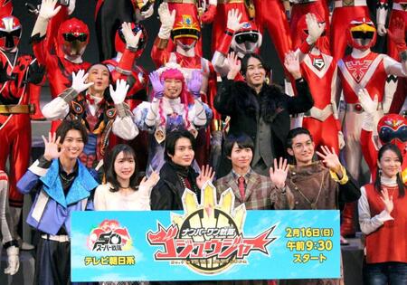 　歴代レッドたちと手を振る（前列左から）鈴木秀脩、今森茉耶、冬野心央、松本仁、神田聖司、中越典子（後列同）三本木大輔、まるぴ、カルマ