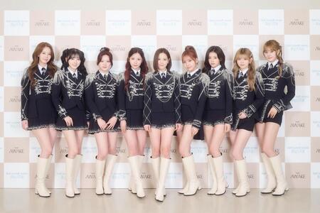 　インタビューに応じたＮｉｚｉＵの（左から）ＡＹＡＫＡ、ＭＩＩＨＩ、ＲＩＯ、ＭＡＹＡ、ＭＡＫＯ、ＭＡＹＵＫＡ、ＲＩＭＡ、ＲＩＫＵ、ＮＩＮＡ（撮影・田中聖太郎）