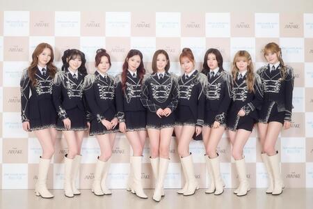 　インタビューに応じたＮｉｚｉＵの（左から）ＡＹＡＫＡ、ＭＩＩＨＩ、ＲＩＯ、ＭＡＹＡ、ＭＡＫＯ、ＭＡＹＵＫＡ、ＲＩＭＡ、ＲＩＫＵ、ＮＩＮＡ（撮影・田中聖太郎）