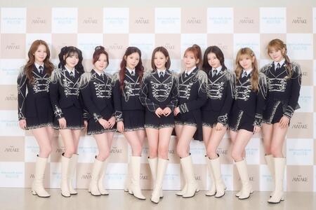 　インタビューに応じたＮｉｚｉＵの（左から）ＡＹＡＫＡ、ＭＩＩＨＩ、ＲＩＯ、ＭＡＹＡ、ＭＡＫＯ、ＭＡＹＵＫＡ、ＲＩＭＡ、ＲＩＫＵ、ＮＩＮＡ（撮影・田中聖太郎）