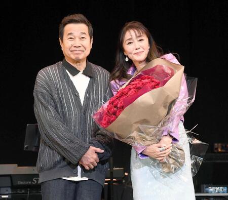 　三宅裕司（左）から５０本の赤いバラをプレゼントされた浅野ゆう子（撮影・園田高夫）